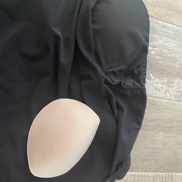 Lululemon black tank top size 8 - Picture 3 of 3